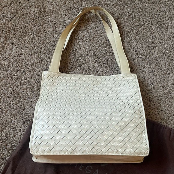 Bottega Veneta Cream Shoulder Bag - Picture 4 of 17